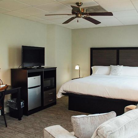 Country Squire Inn And Suites New Holland Exterior photo