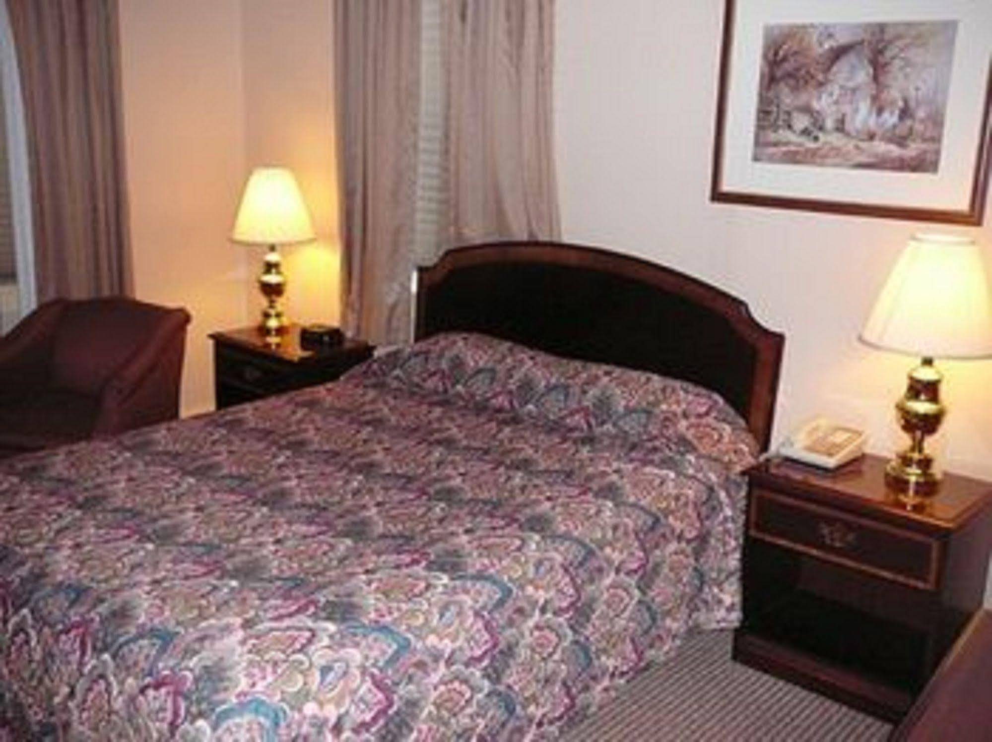 Country Squire Inn And Suites New Holland Exterior photo