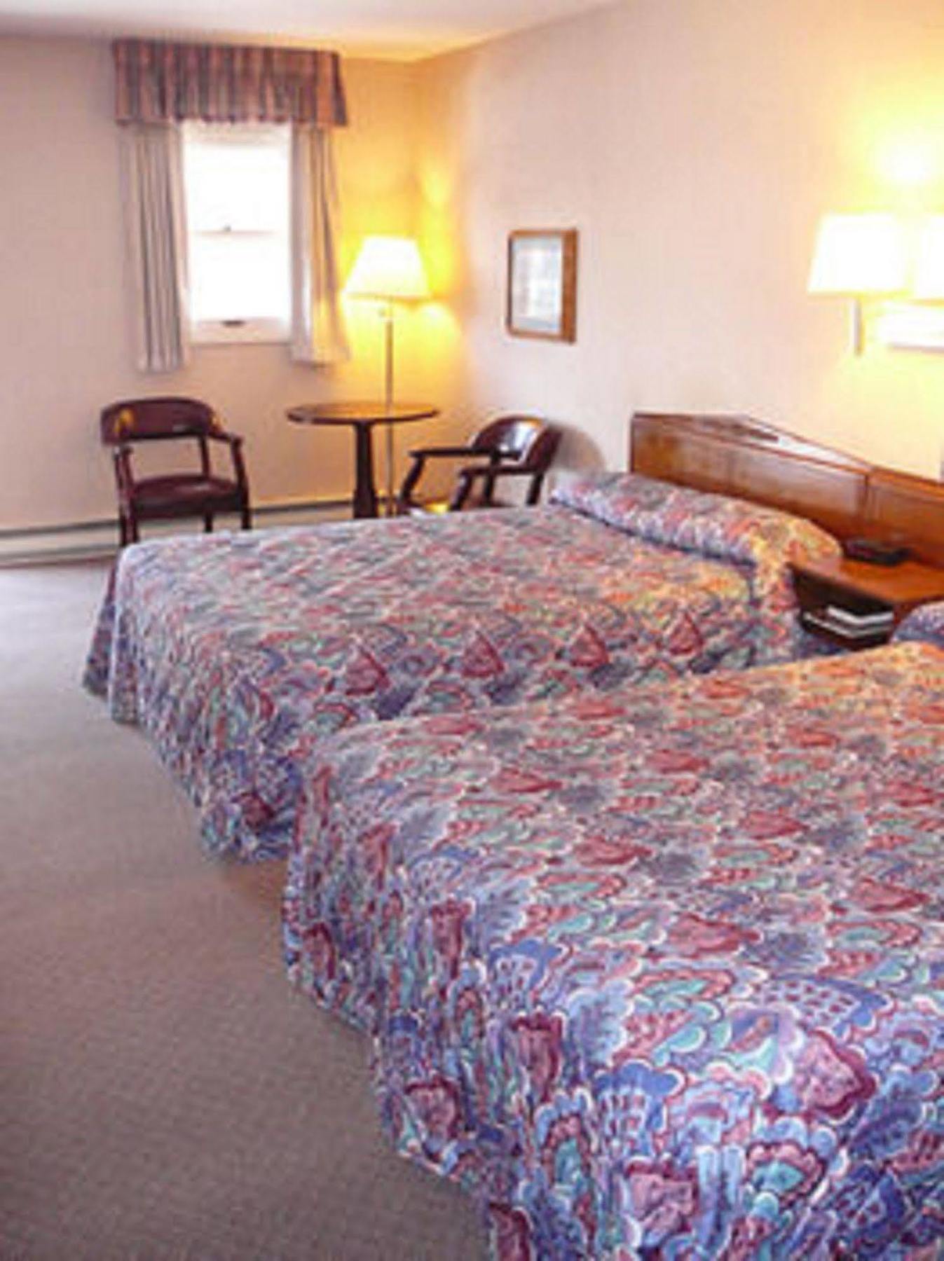 Country Squire Inn And Suites New Holland Exterior photo