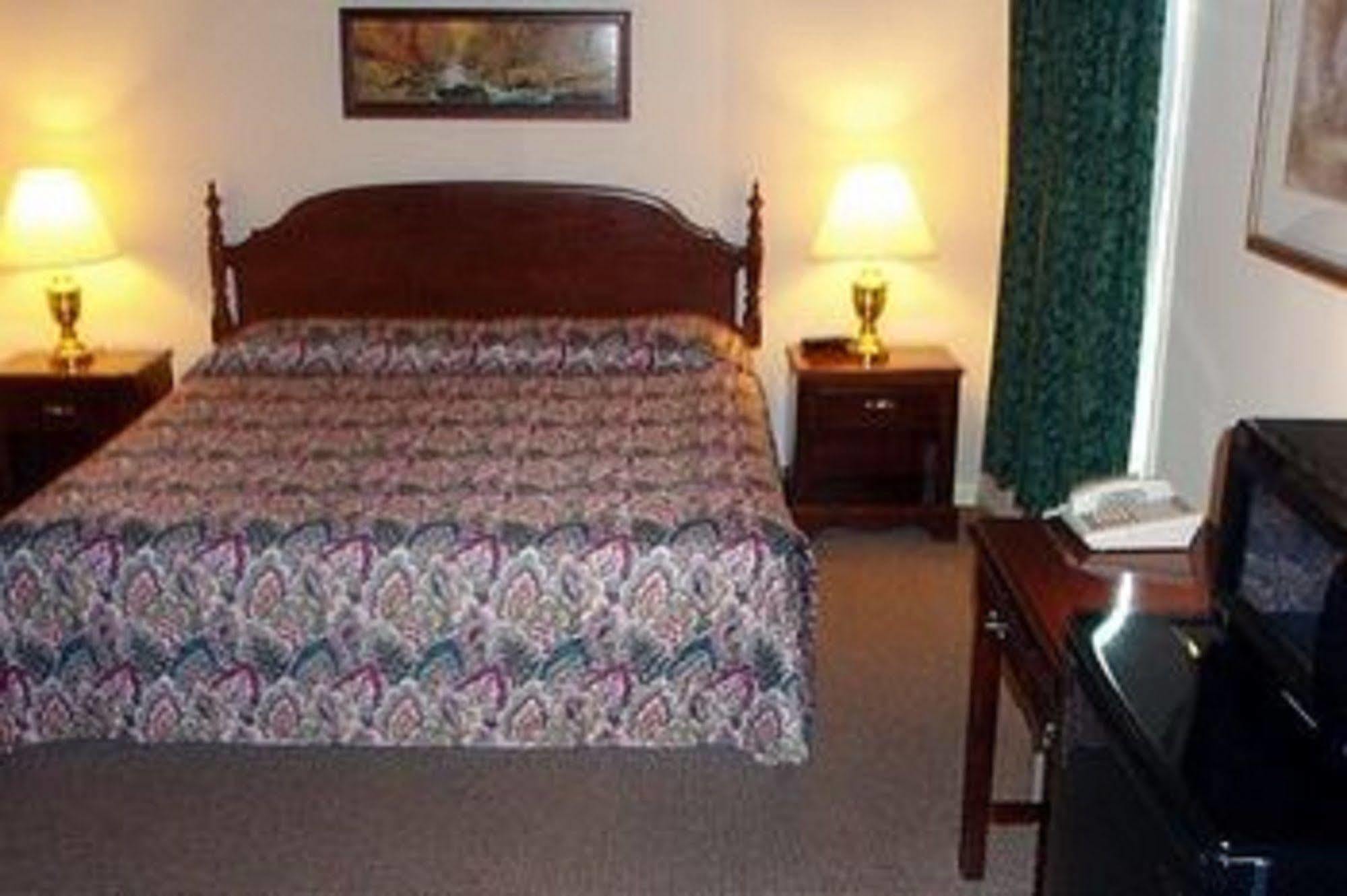 Country Squire Inn And Suites New Holland Exterior photo